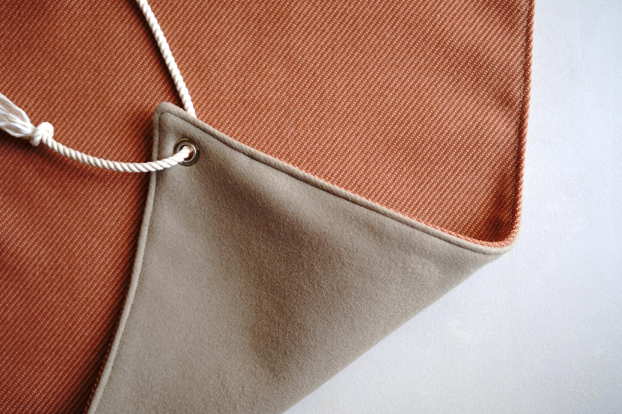 猫のハンモック – Zelt Bookstore